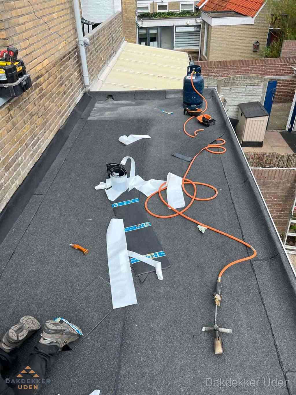 Dakdekker brengt EPDM dakbedekking aan op plat dak in Uden