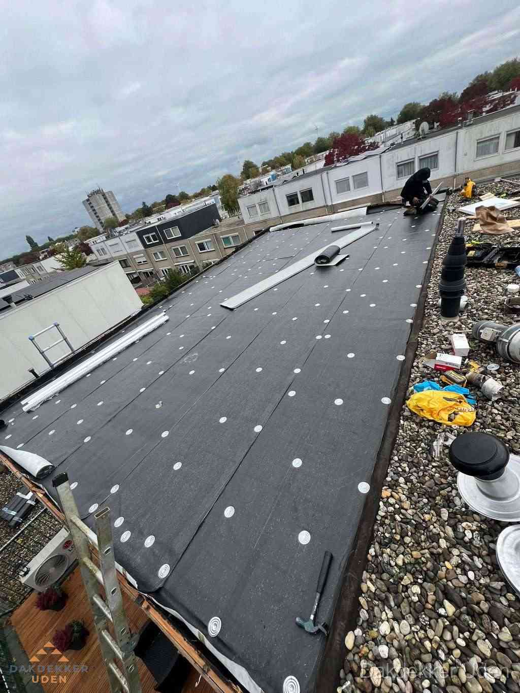 Dakleer vervangen op groot plat dak door dakdekker in Uden